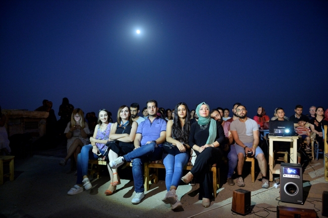 Mardin'de damda film gösterimi